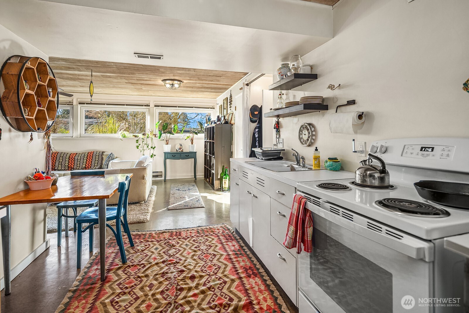 856 Stetson Avenue Kent, WA 98031 - Photo 28 of 39 a kitchen with stove and cabinets