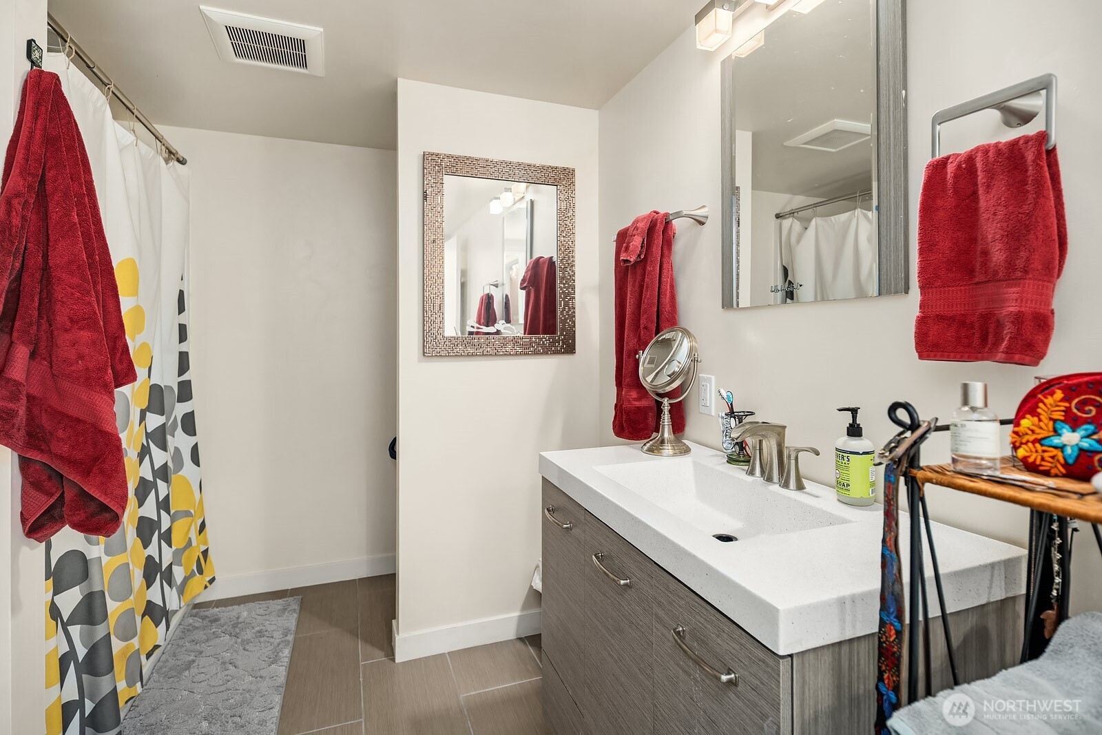 856 Stetson Avenue Kent, WA 98031 - Photo 31 of 39 a bathroom with a sink vanity and a mirror