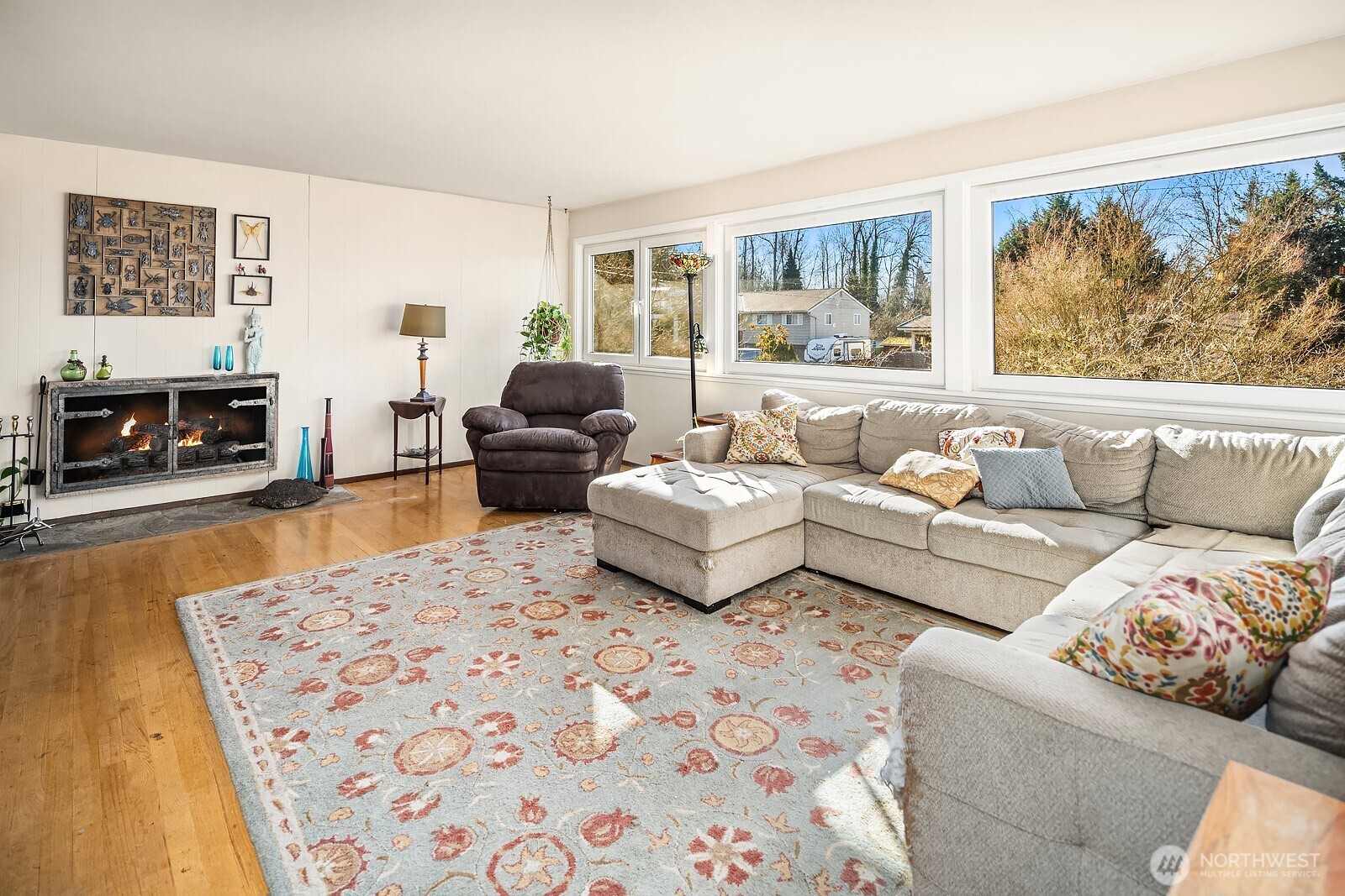 856 Stetson Avenue Kent, WA 98031 - Photo 8 of 39 a living room with furniture and a fireplace