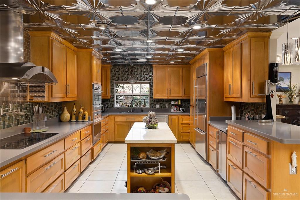 301 Vermont Avenue McAllen, TX 78503 - Photo 10 of 25 a kitchen with stainless steel appliances granite countertop a sink and cabinets