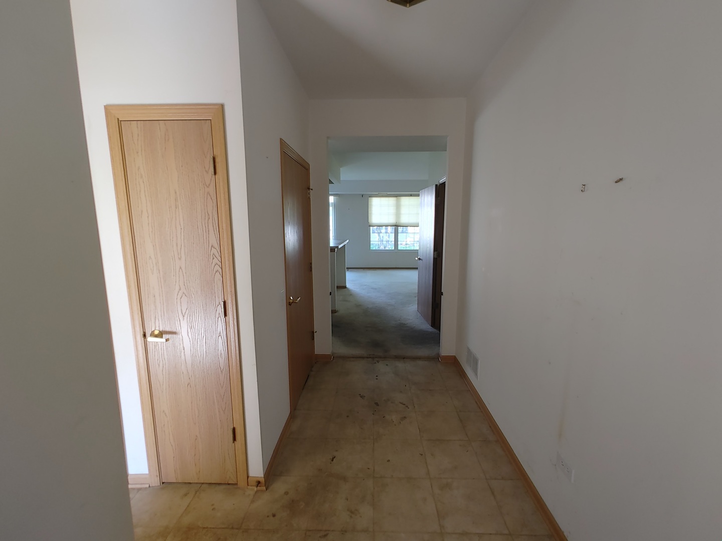 13528 Delaney Road Huntley, IL 60142 - Photo 3 of 25 an empty room with mirror
