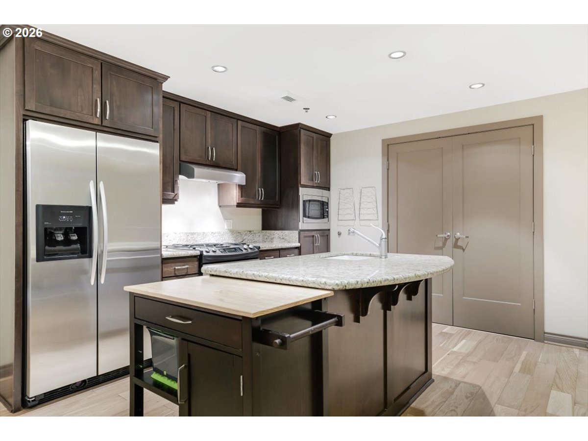 2454 Northwest Westover Road, Unit 102 Portland, OR 97210 - Photo 8 of 32