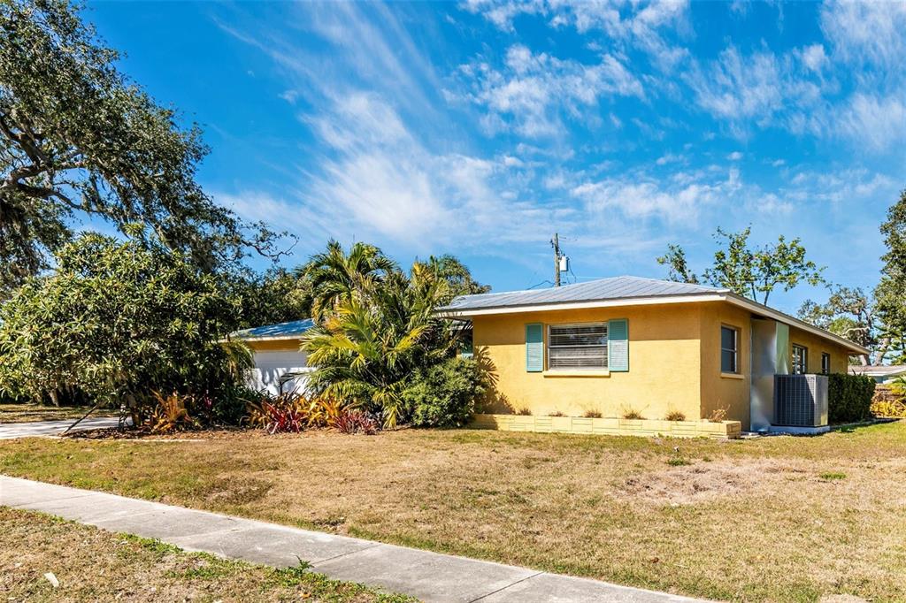 3039 Chase Circle Sarasota, FL 34231 - Photo 43 of 55 a front view of house with yard
