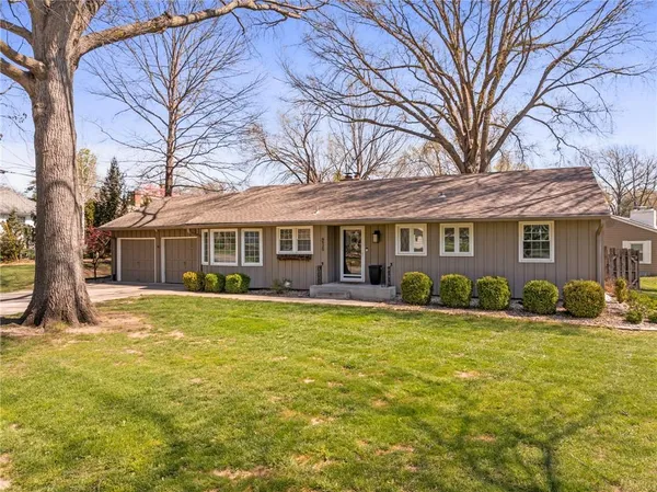 $495,000 | 6525 Hodges Drive, Prairie Village, KS 66208