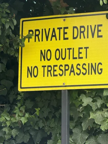 a sign sign on the wall