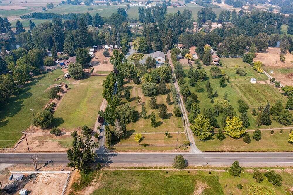 4118 Leonard Road Grants Pass, OR 97527 - Photo 36 of 37 an aerial view of residential houses with outdoor space