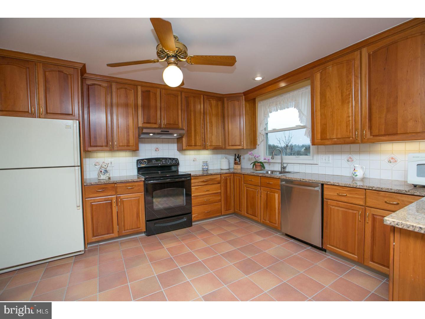 176 Kinsey Road Harleysville, PA 19438 - Photo 5 of 20 Kitchen