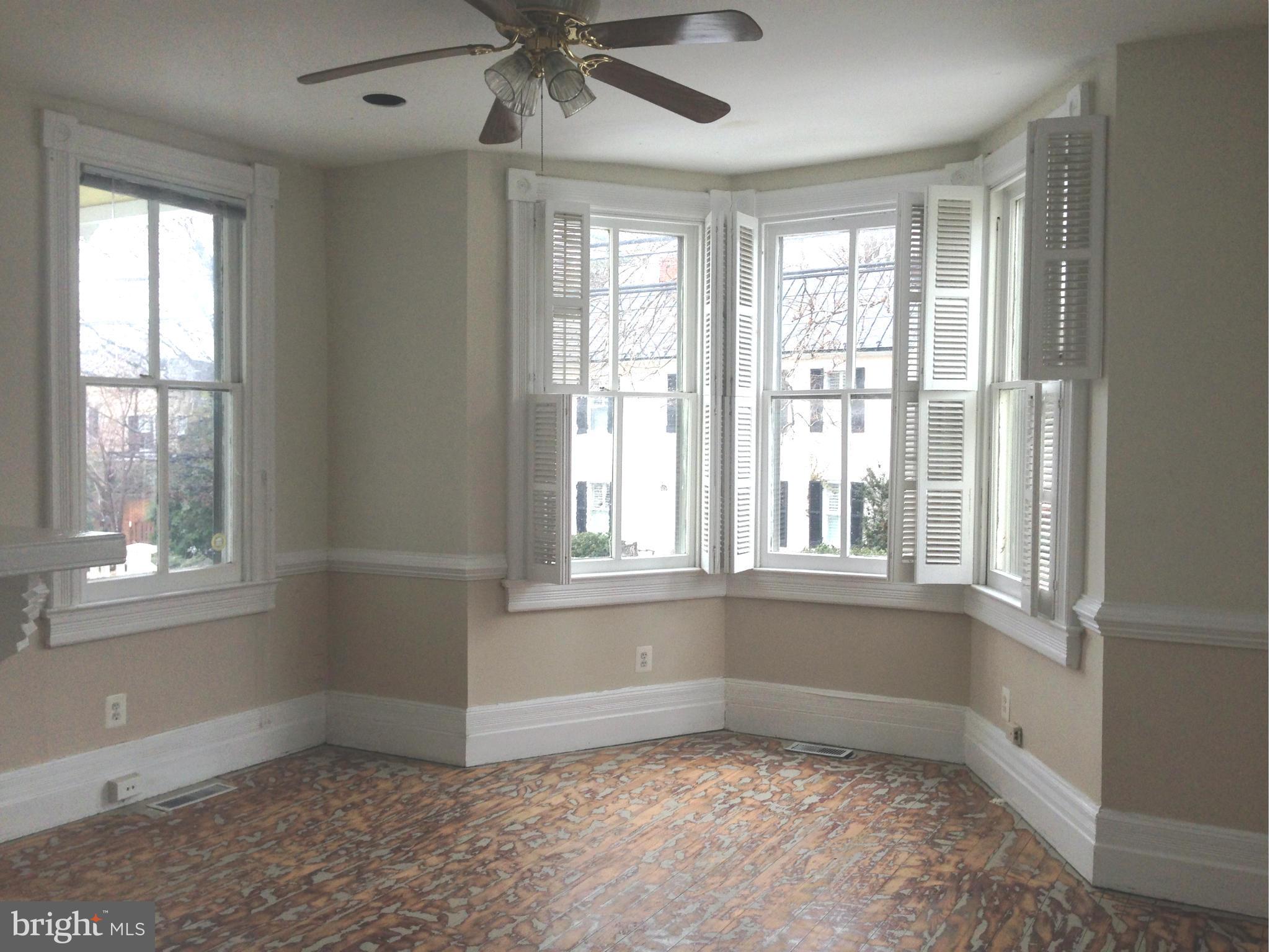 211 Edwards Ferry Road Northeast Leesburg, VA 20176 - Photo 3 of 27 Living Room