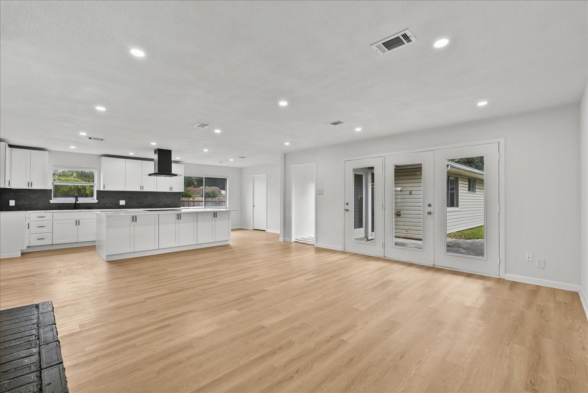 5762 Birdwood Road Houston, TX 77096 - Photo 6 of 50 THIS OPEN CONCEPT LIVING/FAMILY ROOM FLOWS INTO THE LARGE KITCHEN WITH QUARTZ COUNTERTOPS.