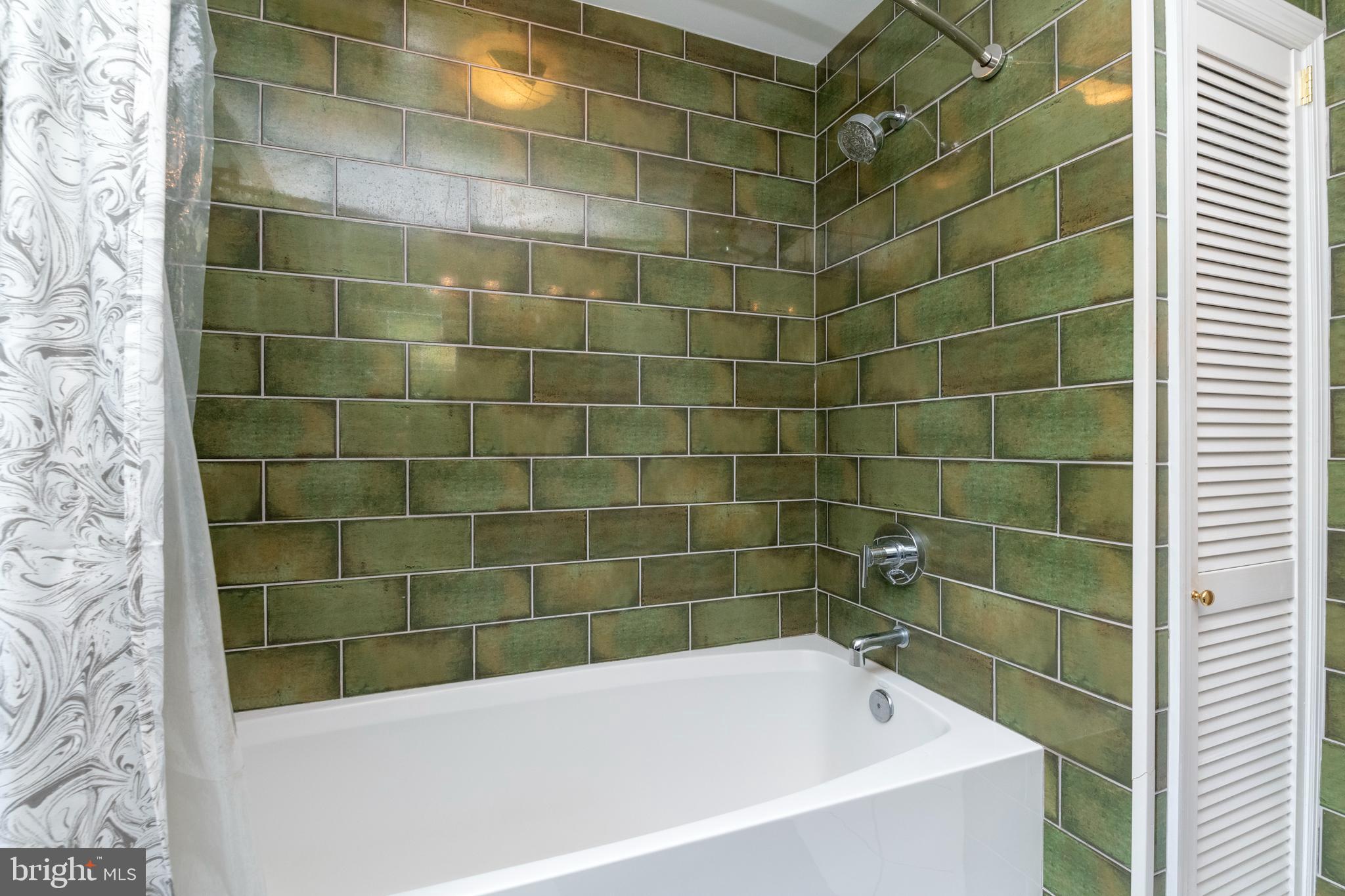 115 Brandon Road Baltimore, MD 21212 - Photo 18 of 39 a bathroom with a bathtub