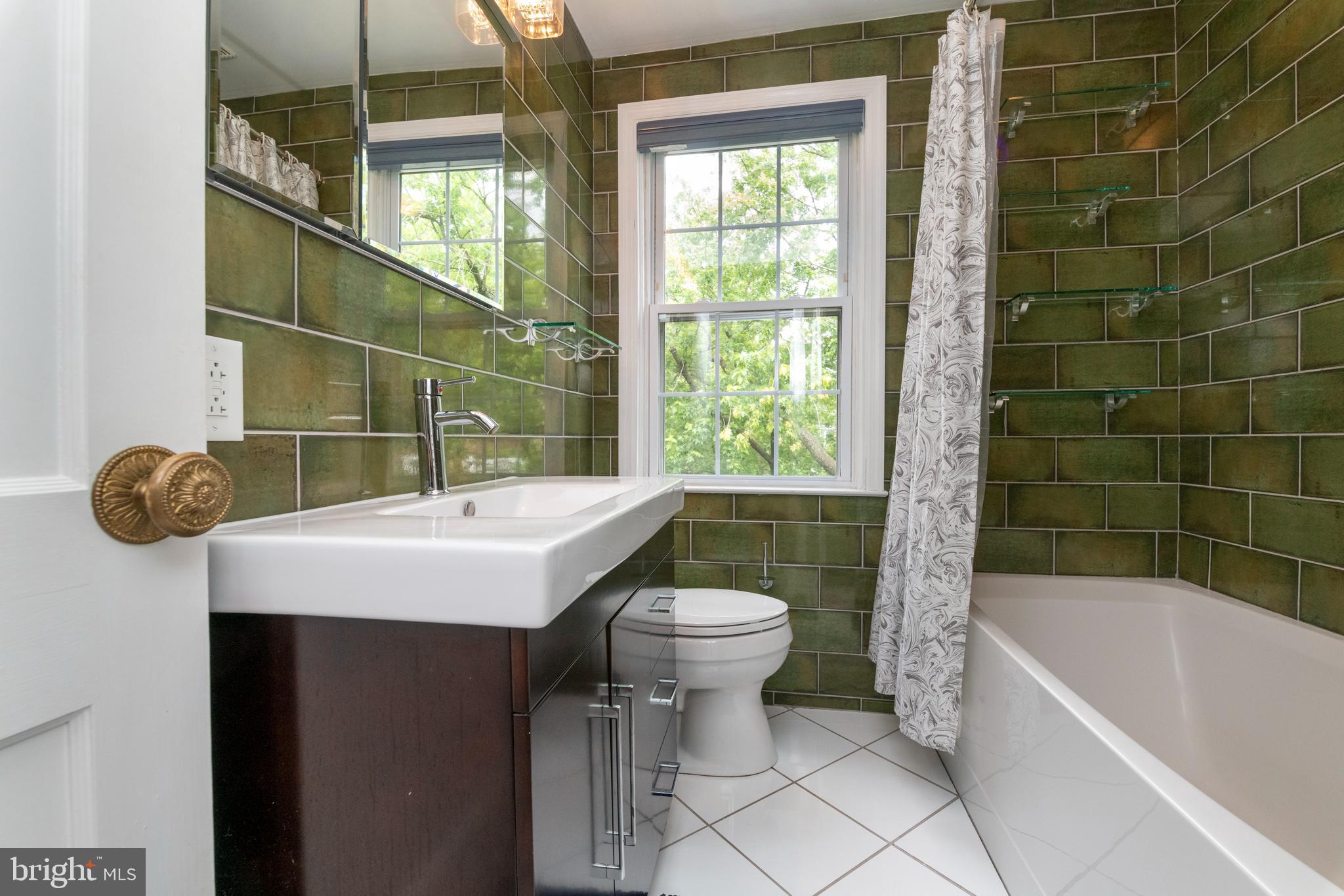 115 Brandon Road Baltimore, MD 21212 - Photo 19 of 39 a bathroom with a sink toilet and bathtub