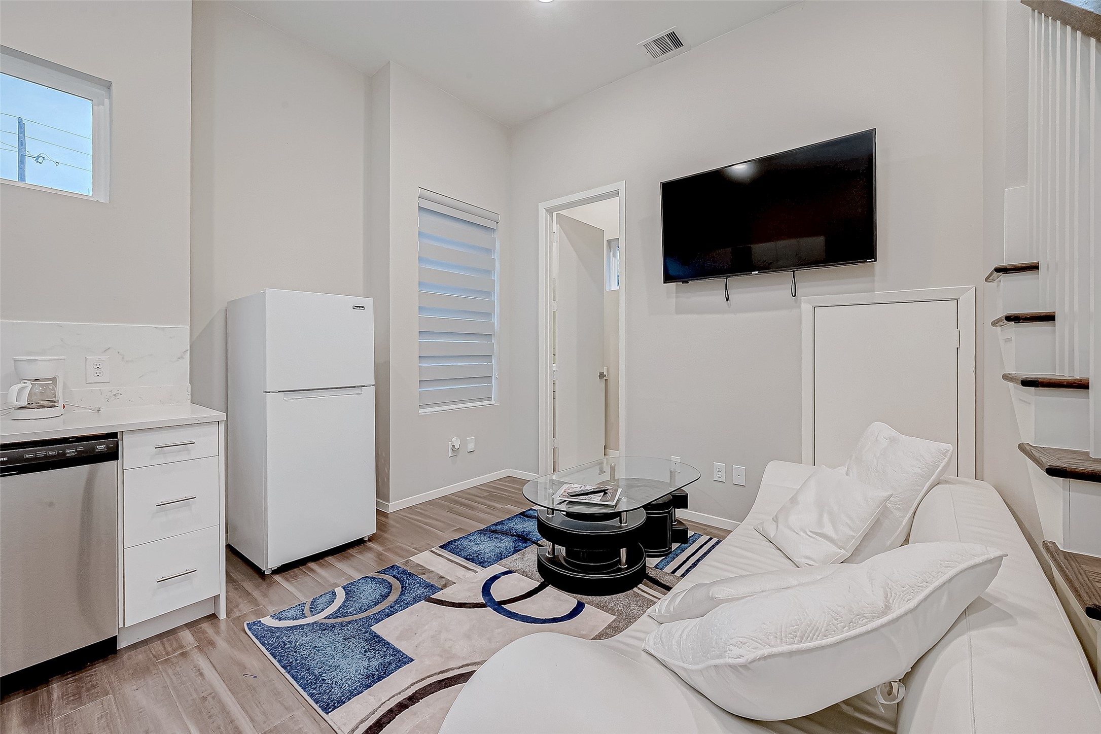 5722 Cullen Boulevard, Unit A Houston, TX 77021 - Photo 5 of 16 Kitchen/Living Combo for easy living.