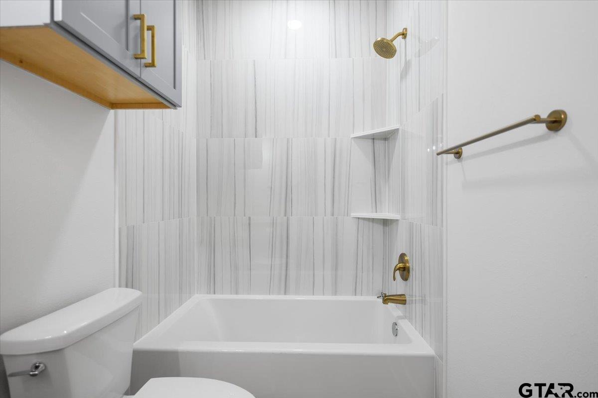 228 South Fenton Avenue Tyler, TX 75702 - Photo 18 of 46 a bathroom with a bathtub and shower