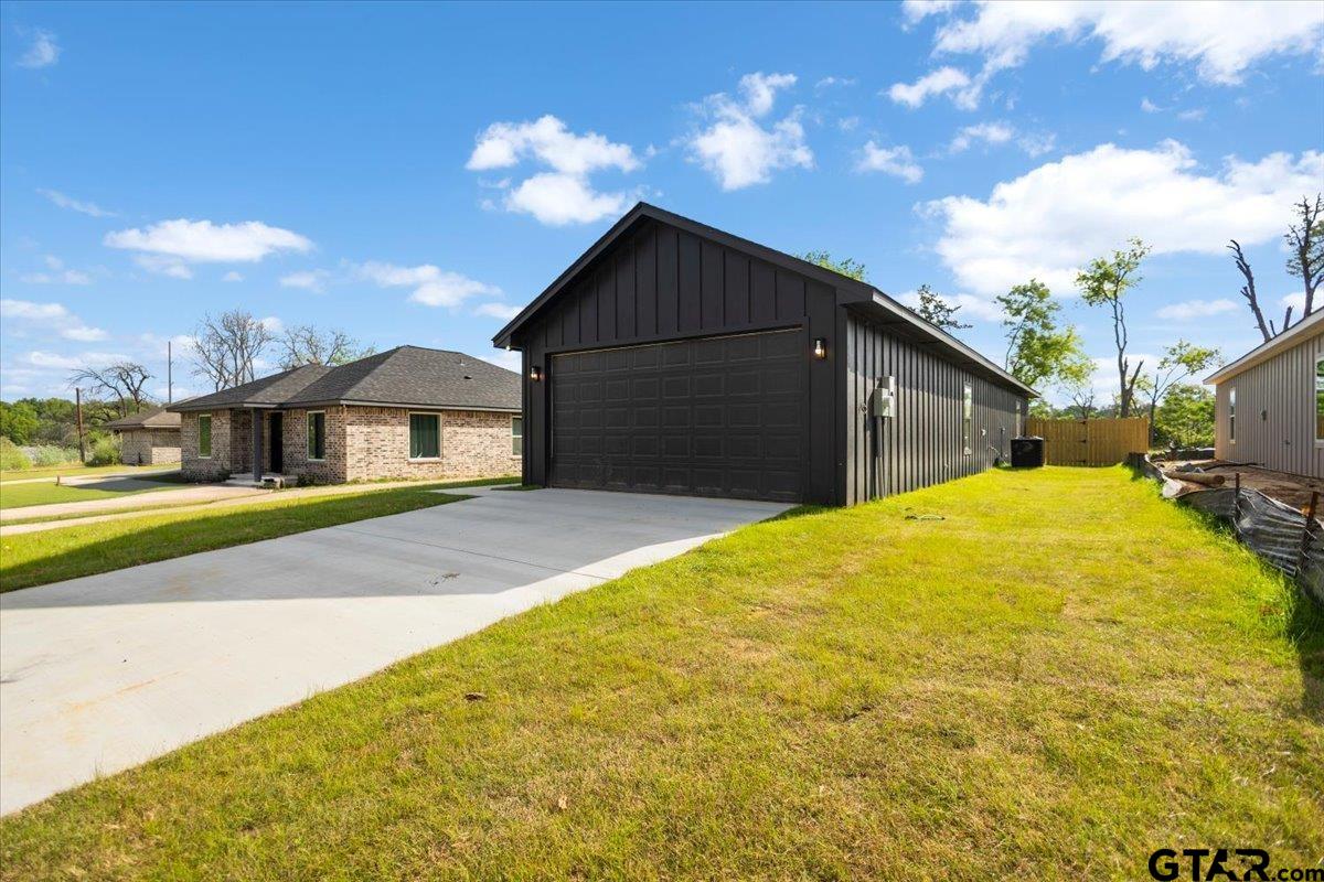 228 South Fenton Avenue Tyler, TX 75702 - Photo 4 of 46 a front view of house with yard