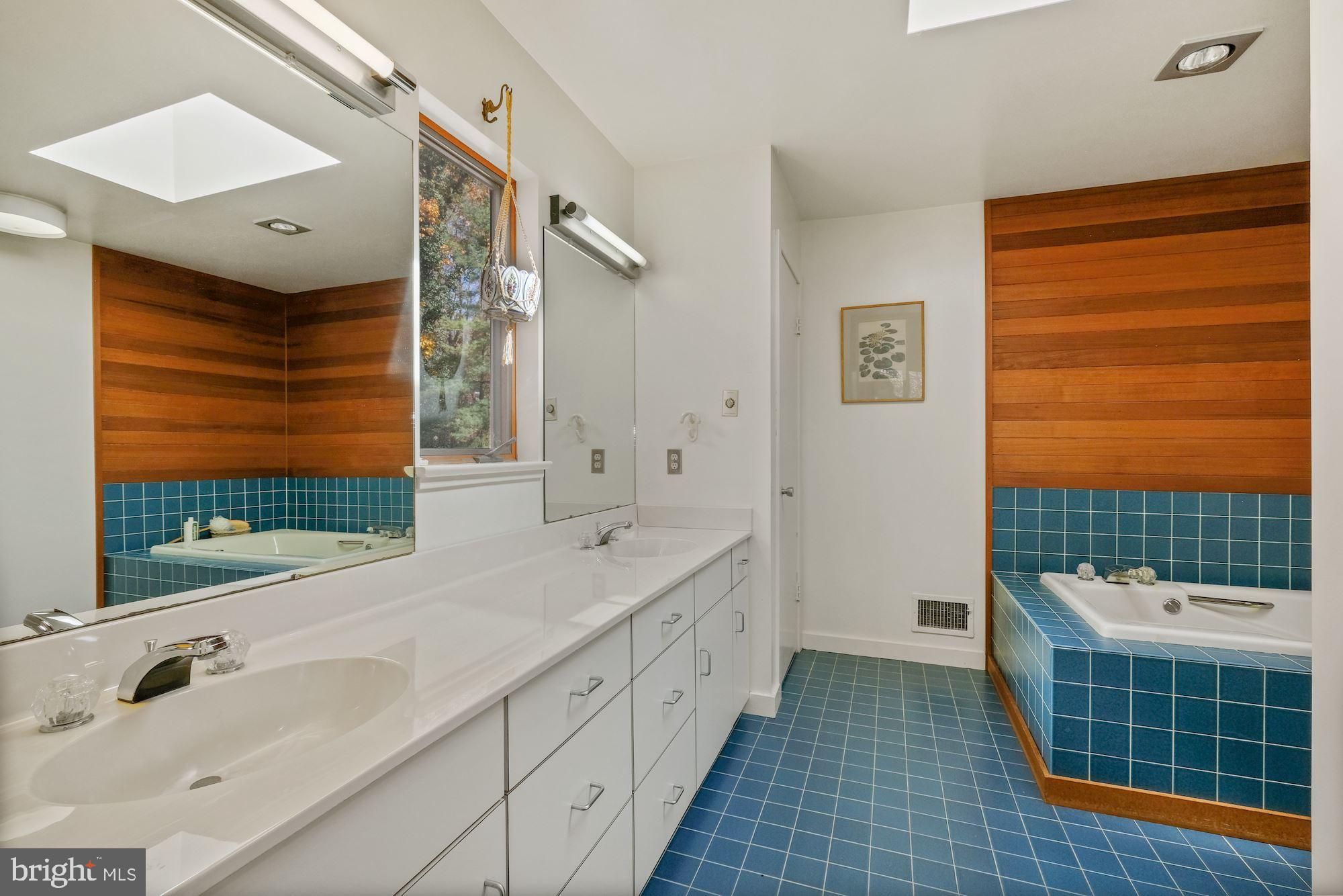 23212 Peach Tree Road Clarksburg, MD 20871 - Photo 25 of 52 En suite full bathroom
