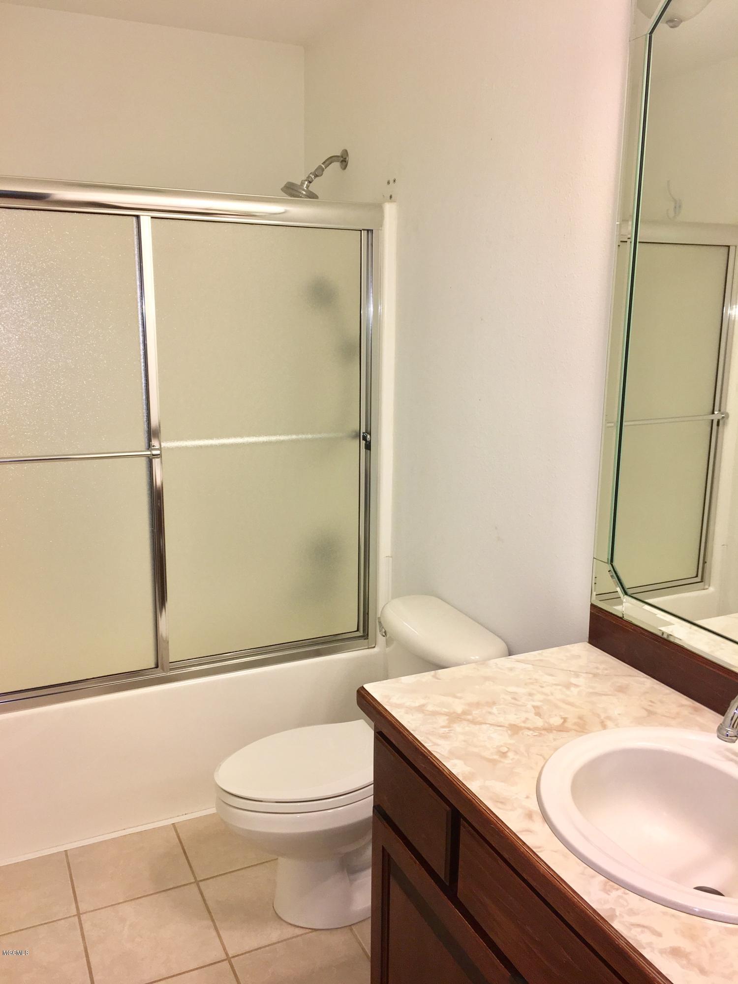 7028 Woolmarket Road Biloxi, MS 39532 - Photo 12 of 16 Guest Bath