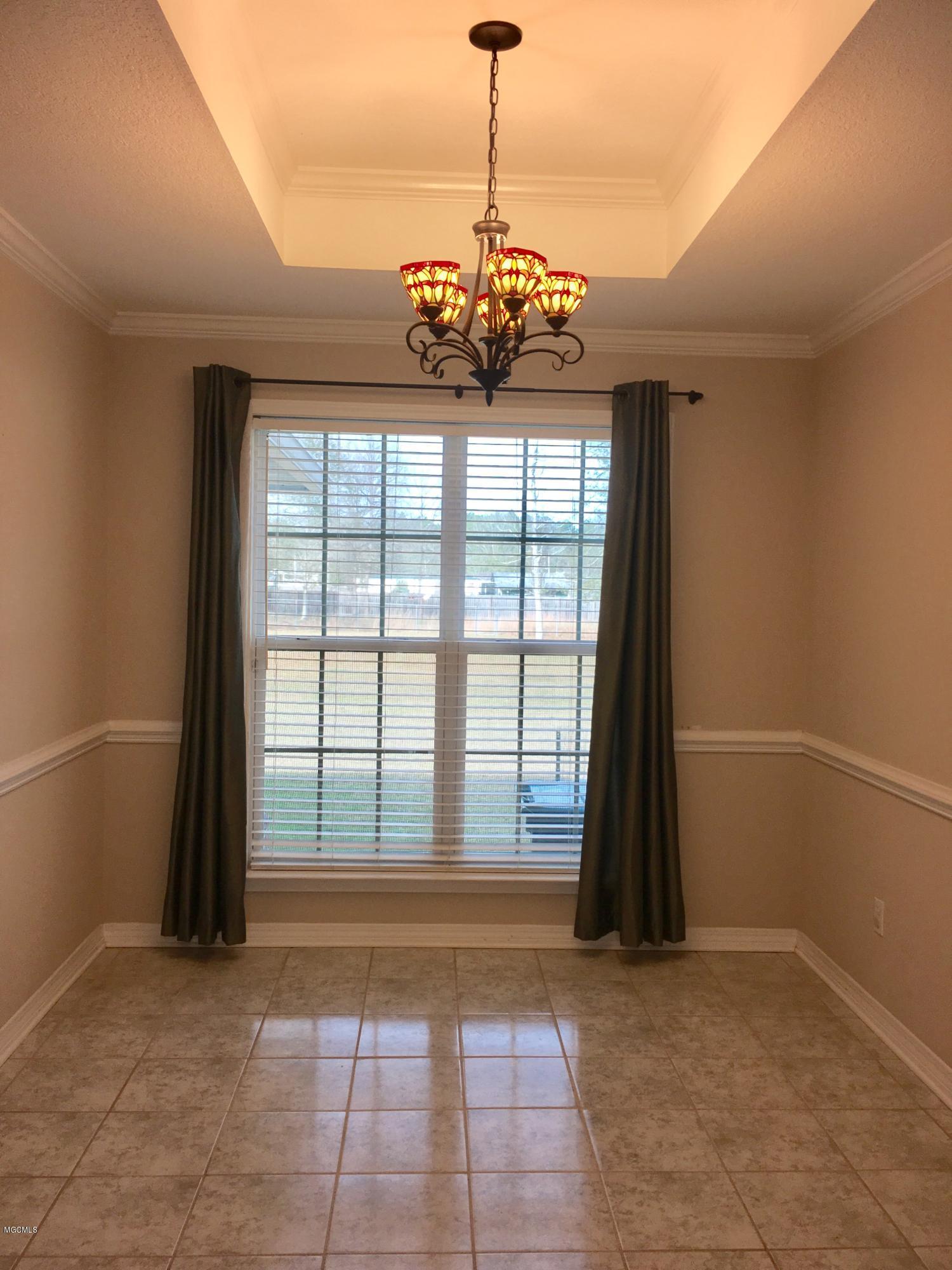 7028 Woolmarket Road Biloxi, MS 39532 - Photo 4 of 16 Dining