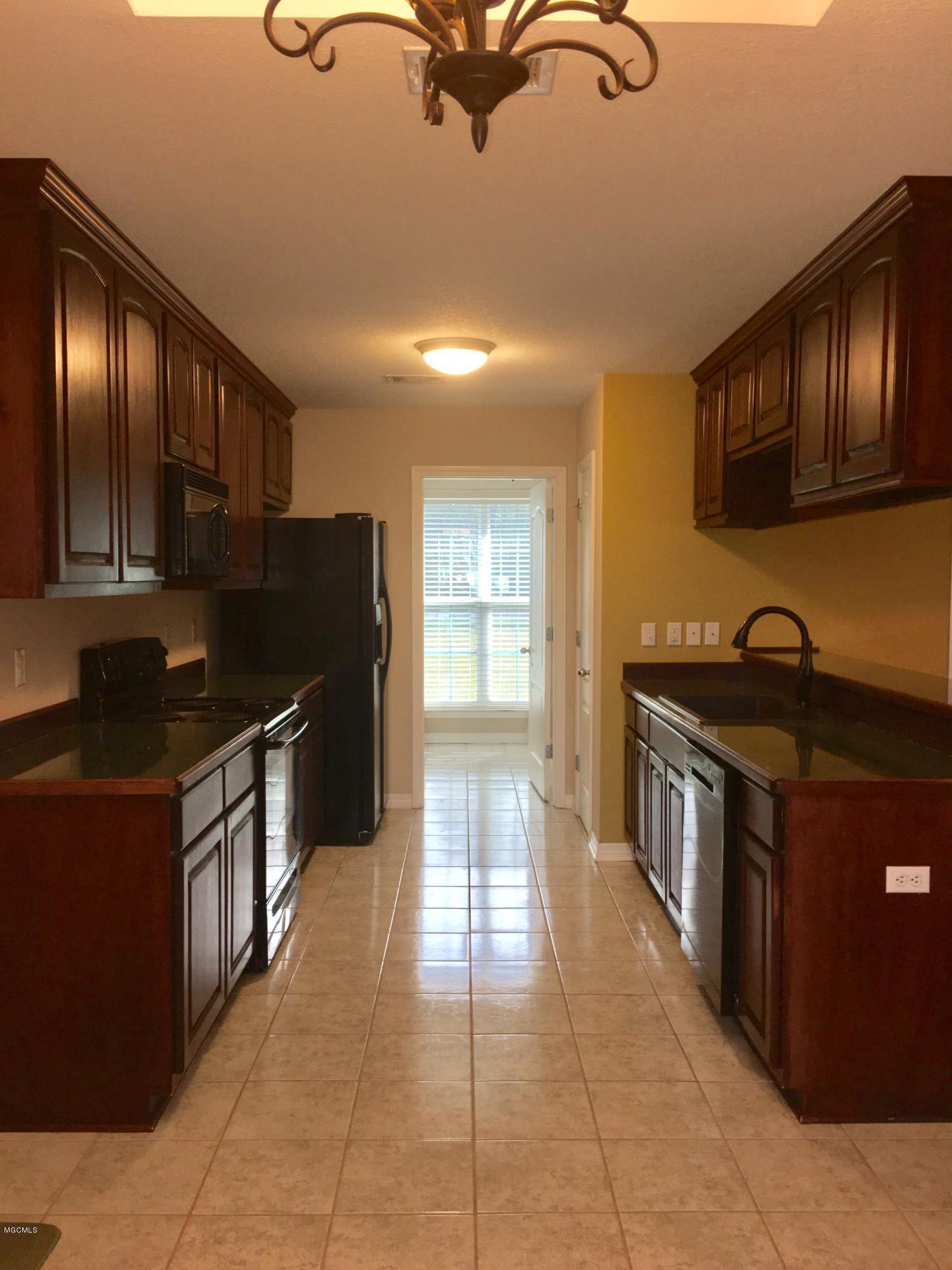 7028 Woolmarket Road Biloxi, MS 39532 - Photo 5 of 16 Kitchen
