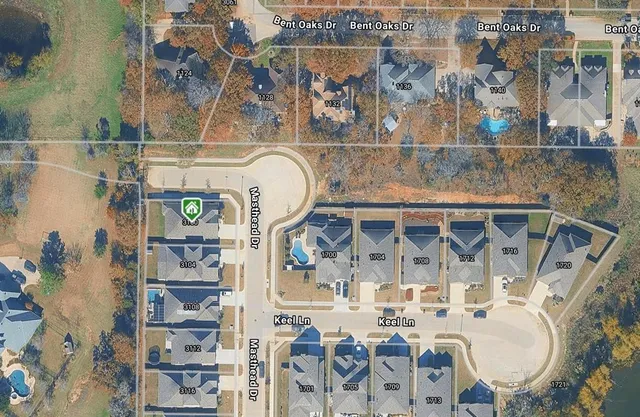 an outdoor view of house with outdoor seating