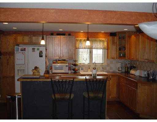 81 Albemarle Road Longmeadow, MA 01106 - Photo 3 of 16 a kitchen with lots of counter top space