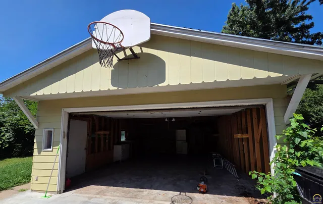 $169,900 | 829 Southwest Oakley Avenue, Topeka, KS 66606