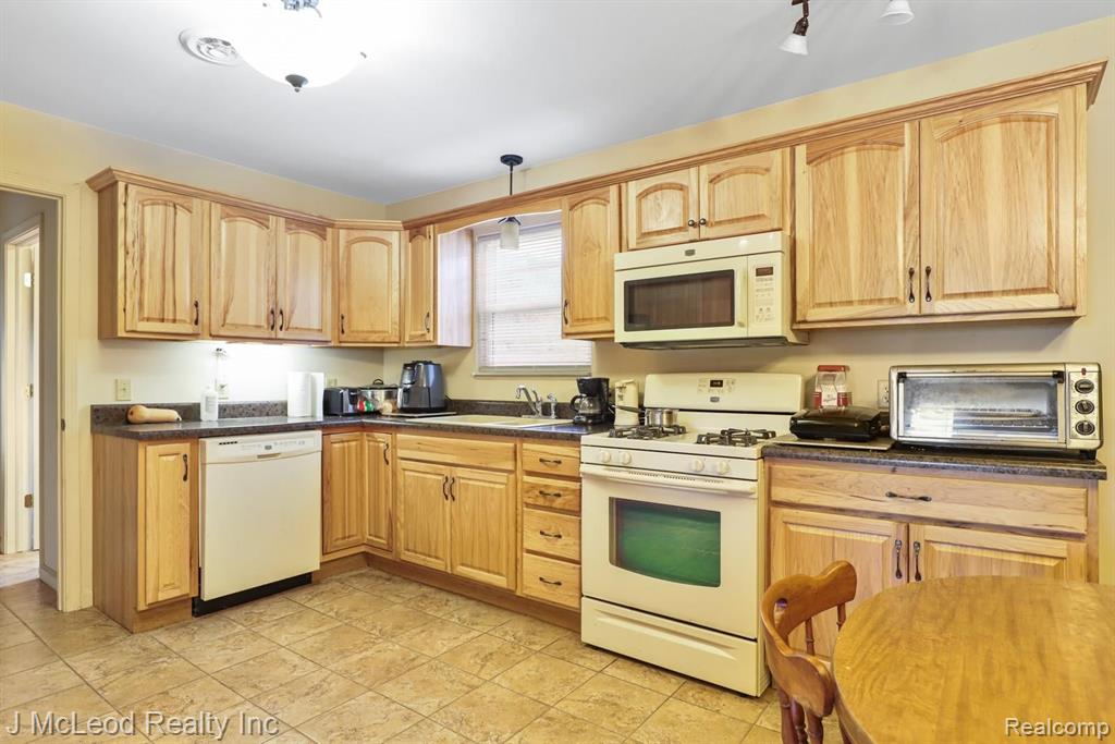 7593 Irish Road Millington, MI 48746 - Photo 15 of 57
