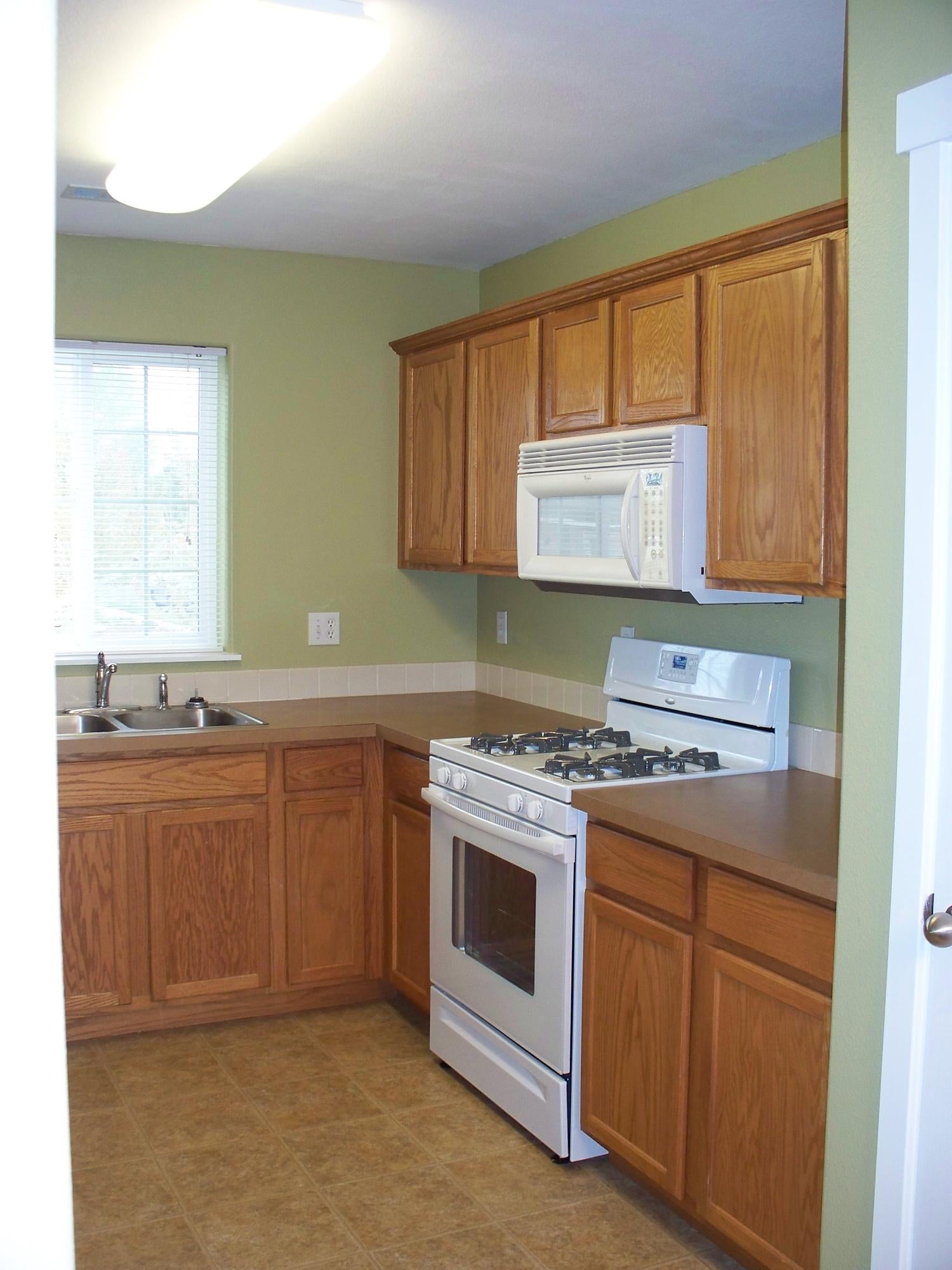 369 Southwest 29th Street Redmond, OR 97756 - Photo 2 of 3 100_2899