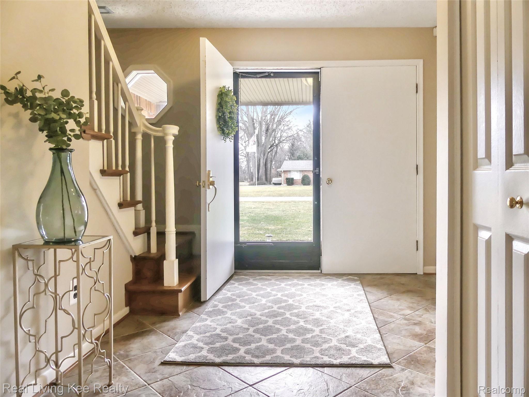 67 Cedarwald Drive Rochester, MI 48306 - Photo 5 of 49 40A08360-A5A4-4CC2-9D3F-19B21FC0B716.jpeg