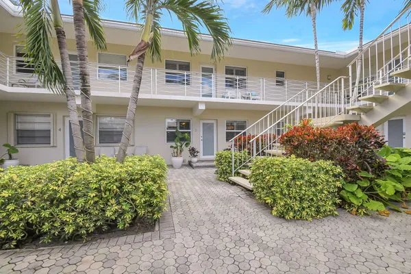 $575,000 | 100 Venetian Drive, Unit 3, Delray Beach, FL 33483