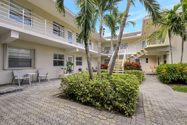 $575,000 | 100 Venetian Drive, Unit 3, Delray Beach, FL 33483