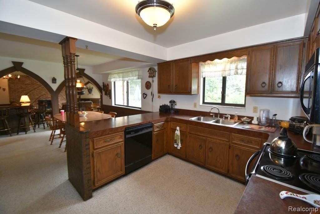 2284 West Avon Road Rochester Hills, MI 48309 - Photo 18 of 53