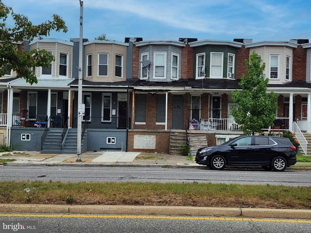 a building that has a lots of windows