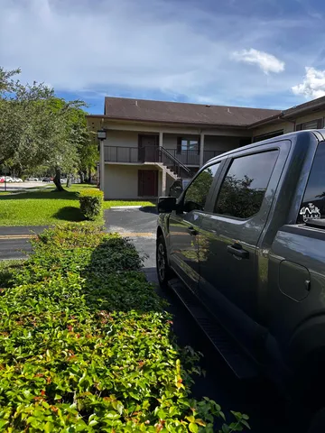 a view of a house with backyard