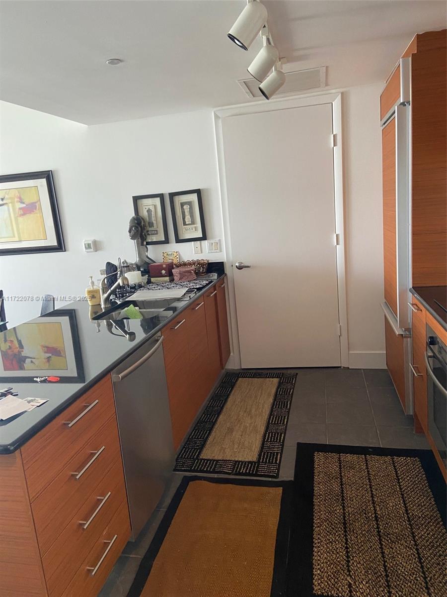50 Biscayne Boulevard, Unit 2906 Miami, FL 33132 - Photo 4 of 4 a kitchen with a refrigerator and a stove