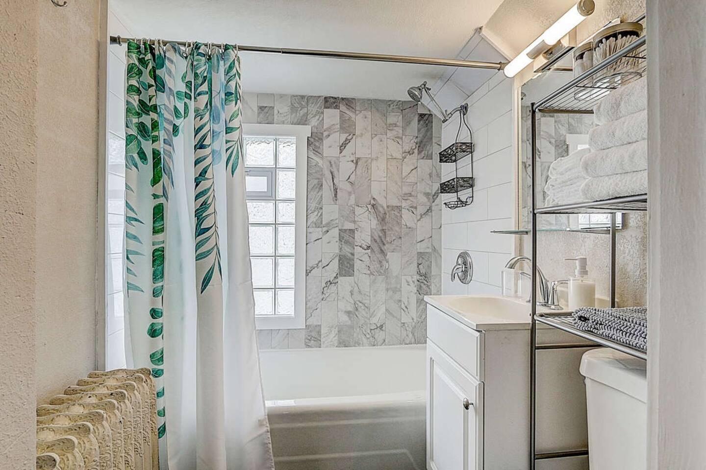 1202 North 45th Street, Unit 1202A Milwaukee, WI 53208 - Photo 16 of 18 bathroom