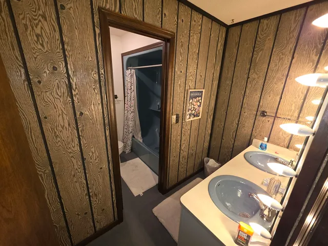 a view of a livingroom with furniture