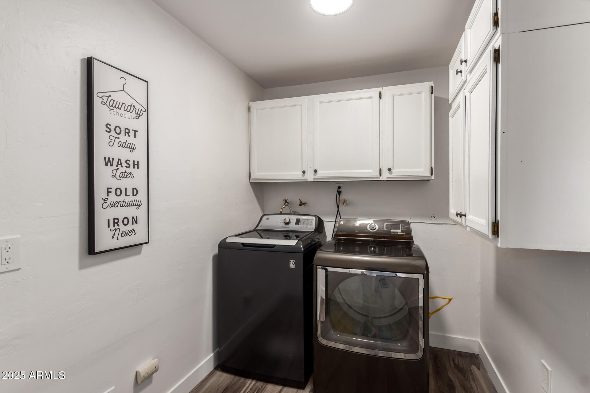39 North Maple Mesa, AZ 85205 - Photo 26 of 29 a kitchen with a stove a refrigerator and cabinets