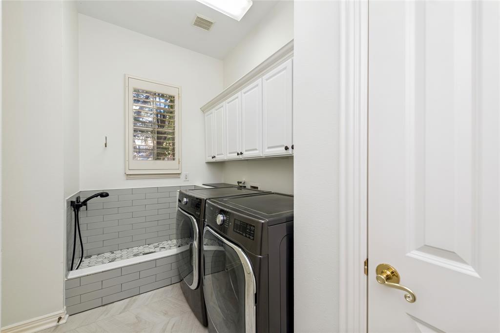 2107 Spindletop Trail Frisco, TX 75033 - Photo 34 of 39 a bathroom with a bathtub and a shower