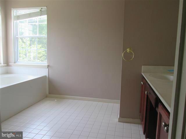 223 Seamaster Road Baltimore, MD 21221 - Photo 14 of 30 Bath (Master)