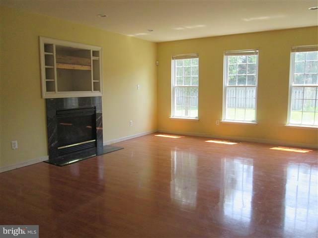 223 Seamaster Road Baltimore, MD 21221 - Photo 6 of 30 Family Room