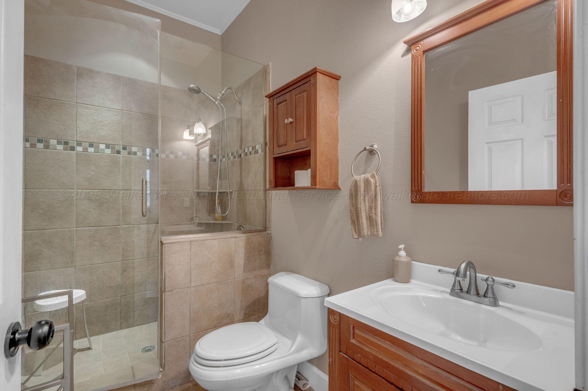 10 Davis Road Jasper, AL 35503 - Photo 24 of 49 Guest Bathroom