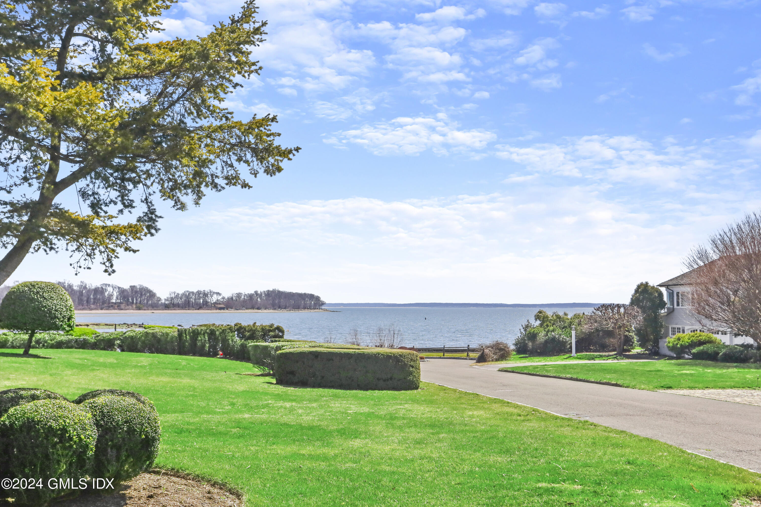 1 Seagate Road Riverside, CT 06878 - Photo 2 of 16 a view of a grassy field with an trees