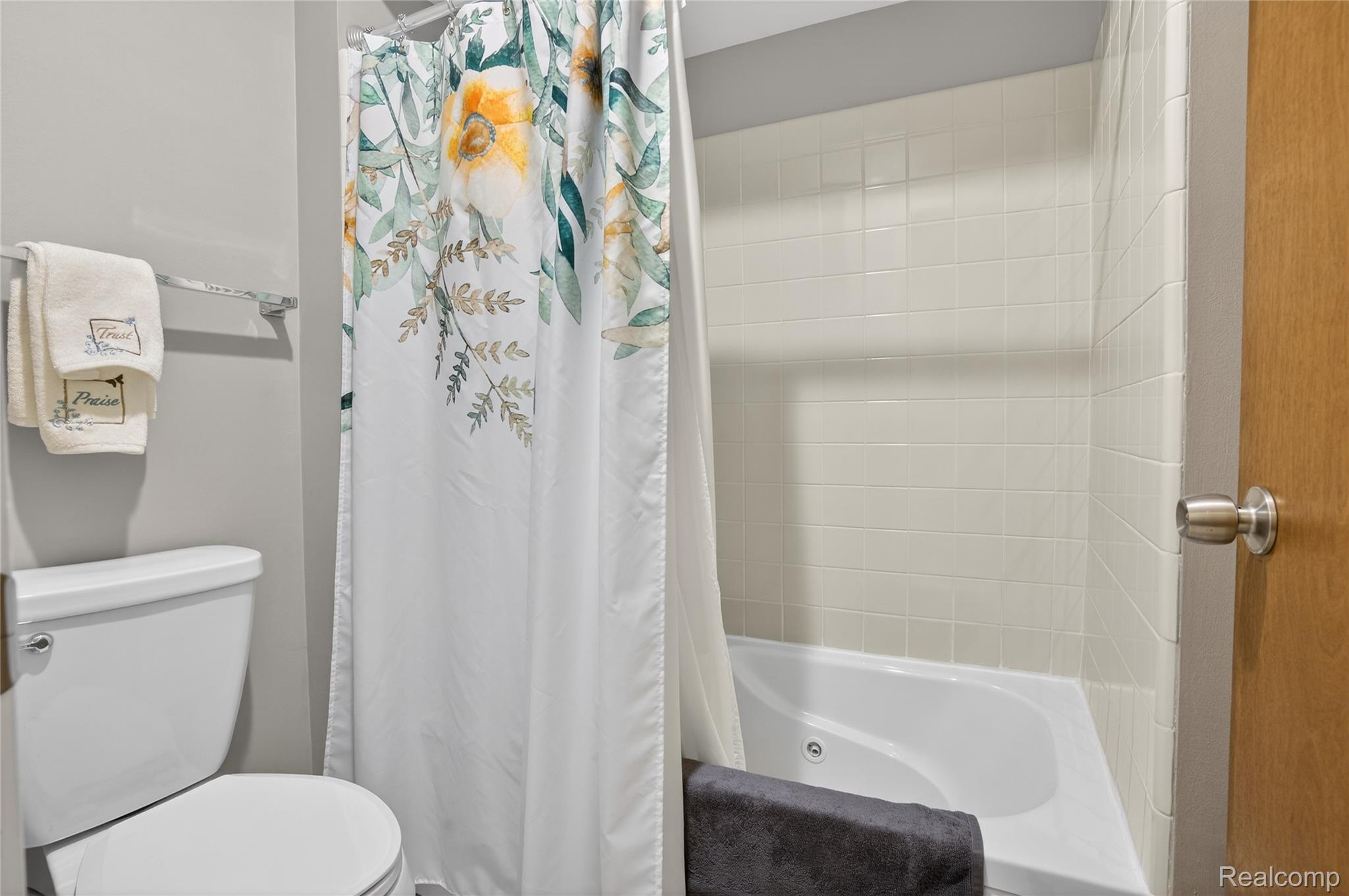 1715 River Road, Unit 77 St. Clair, MI 48079 - Photo 32 of 59 Bathroom with toilet and shower / tub combo with curtain