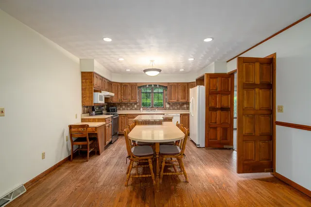 $399,900 | 1601 Lake Breeze Road, Oshkosh, WI 54904