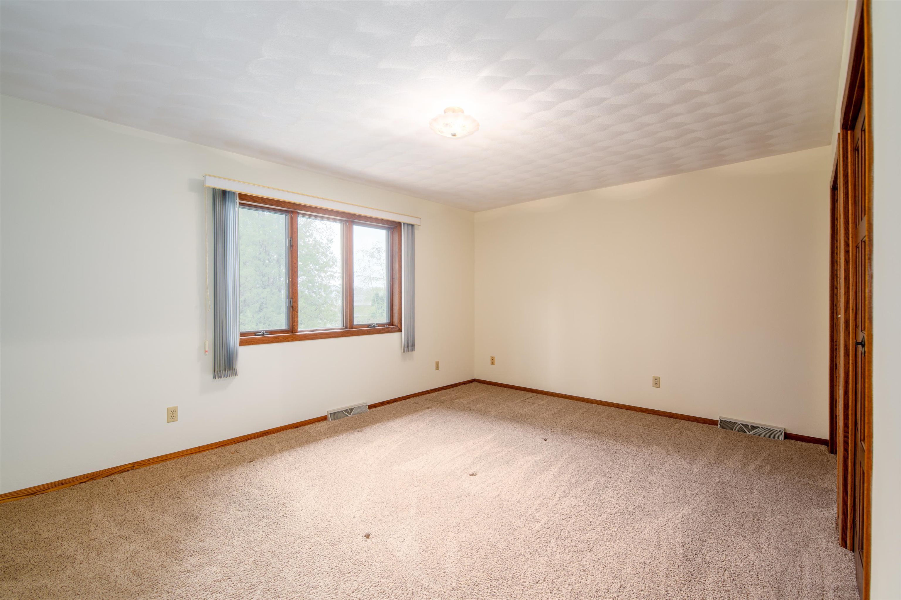 1601 Lake Breeze Road Oshkosh, WI 54904 - Photo 10 of 25