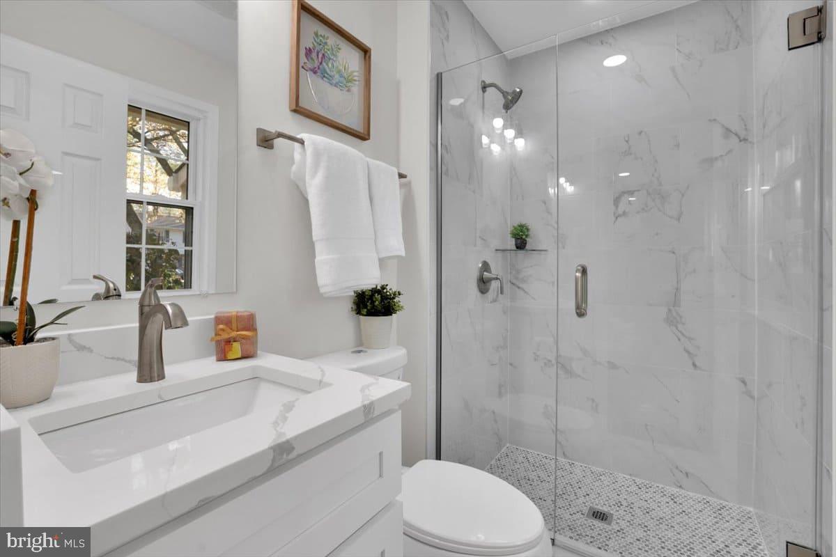 7217 Willow Oak Place Springfield, VA 22153 - Photo 14 of 31 a bathroom with a sink toilet and shower