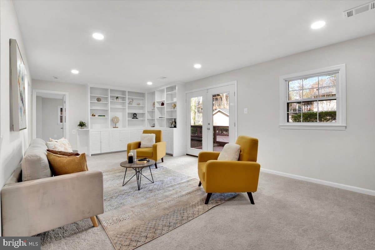 7217 Willow Oak Place Springfield, VA 22153 - Photo 17 of 31 a living room with furniture and a potted plant