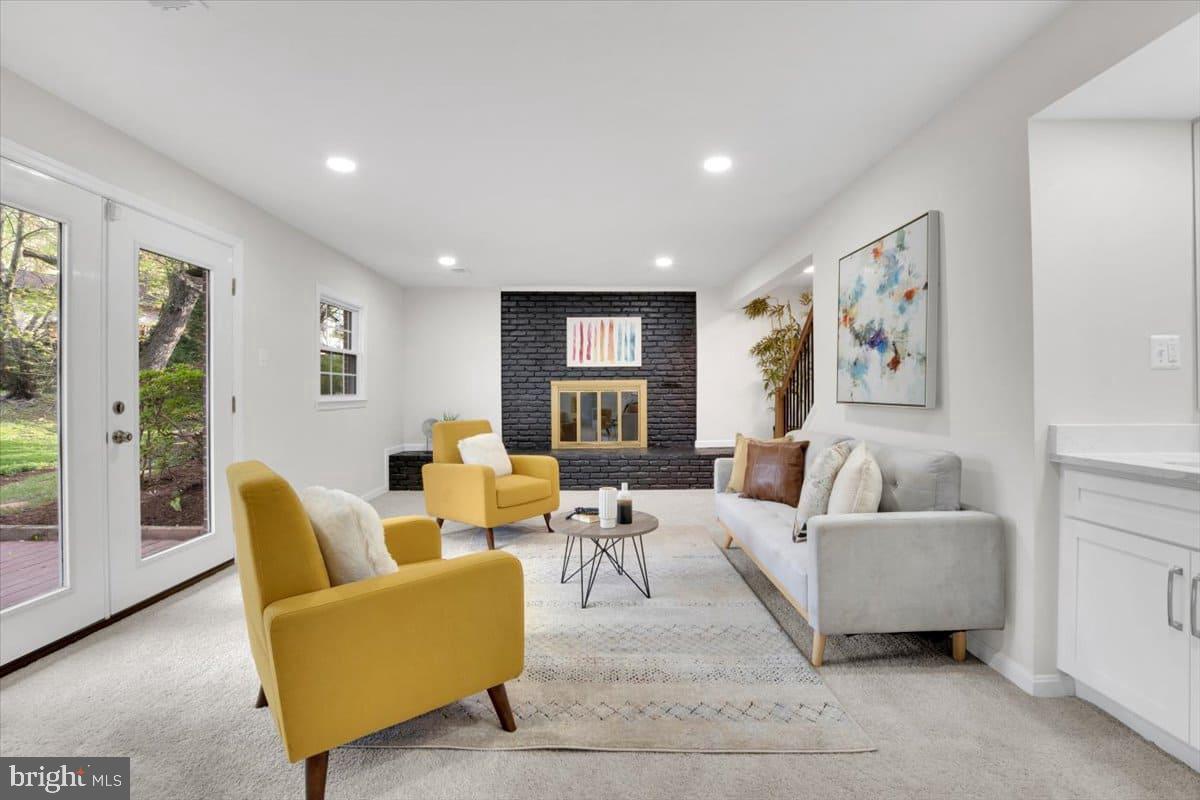 7217 Willow Oak Place Springfield, VA 22153 - Photo 19 of 31 a living room with furniture and a large window