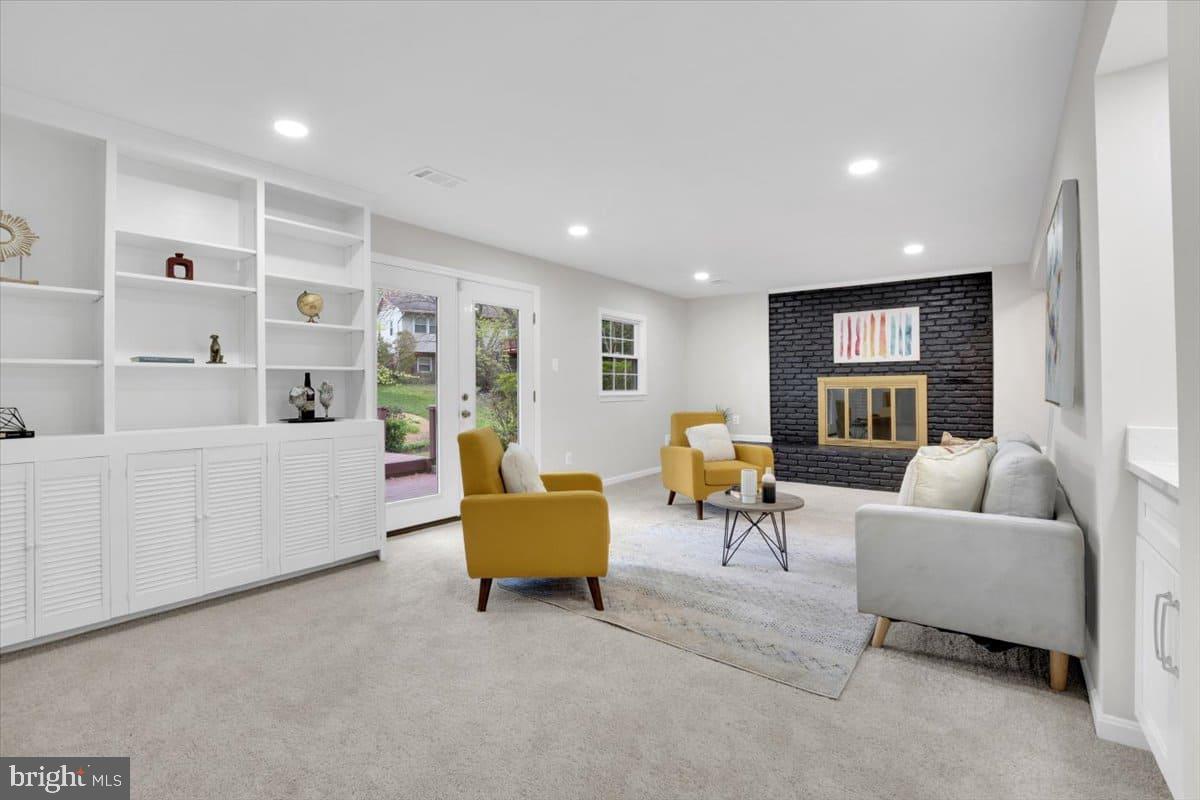 7217 Willow Oak Place Springfield, VA 22153 - Photo 20 of 31 a living room with furniture