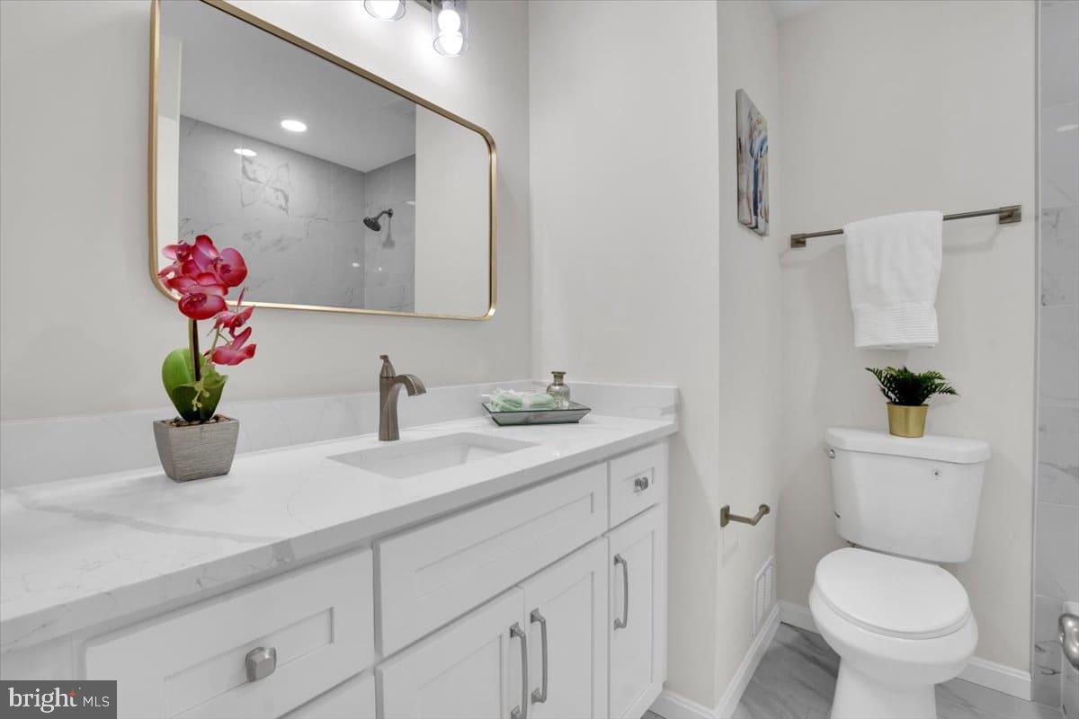 7217 Willow Oak Place Springfield, VA 22153 - Photo 10 of 31 a bathroom with a toilet sink and mirror